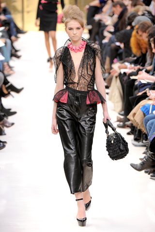Blusa gasa falda recta cuero negro Louis Vuitton